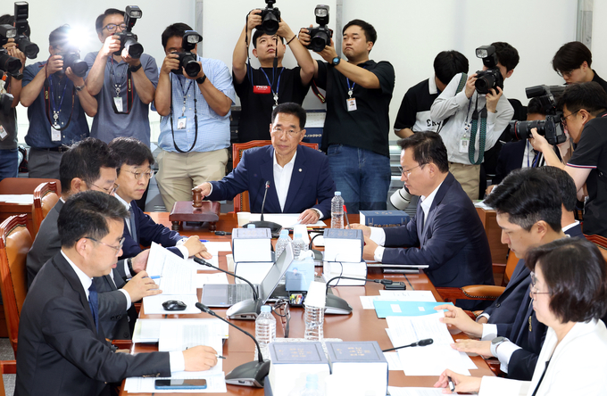 김주영 국회 환경노동위원회 소위원장이 28일 서울 여의도 국회에서 열린 '노란봉투법(노동조합 및 노동관계조정법 2·3조 개정안)' 관련 제1차 고용노동법안심사소위원회에서 의사봉을 두드리고 있다. 사진=뉴시스