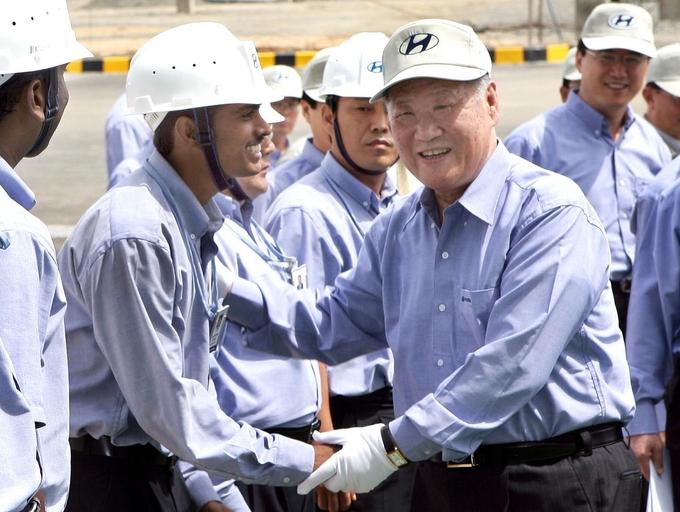  2006년 9월 정몽구 명예회장이 현대차 인도공장을 방문한 모습. 사진=뉴시스