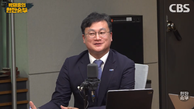 지난달 30일 CBS 라디오 ‘박재홍의 한판승부’에 출연한 황명필 조국혁신당 최고위원의 모습. 사진= 유튜브 채널 '박재홍의 한판승부' 갈무리.