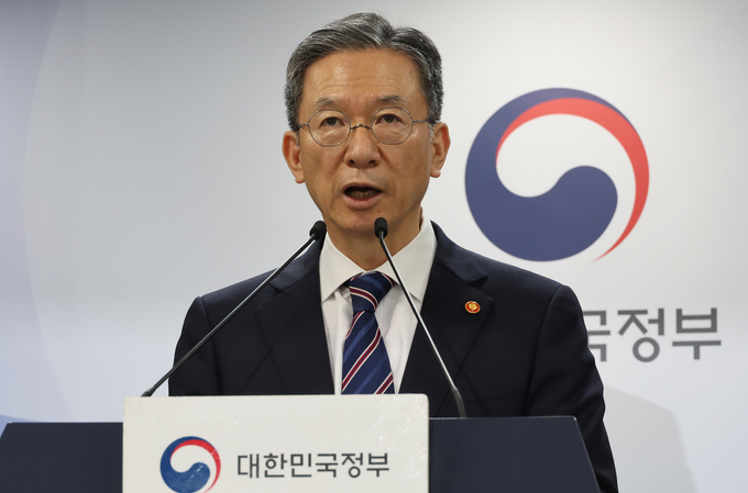 정성호 법무부 장관이 11일 서울 종로구 정부서울청사에서 조국 조국혁신당 전 대표와 윤미향 더불어민주당 전 의원 등 광복절 특별사면 관련 브리핑을 하고 있다. 사진= 뉴시스.