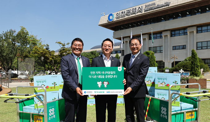 12일 인천시청에서 (왼쪽부터)김진우 하나은행 중앙영업그룹 부행장, 유정복 인천시장, 박선원 인천시사회복지협의회장이 지역사회 시니어 일자리 창출과 취약계층 지원을 위한 업무협약을 체결하고 있다. 사진=뉴시스. 