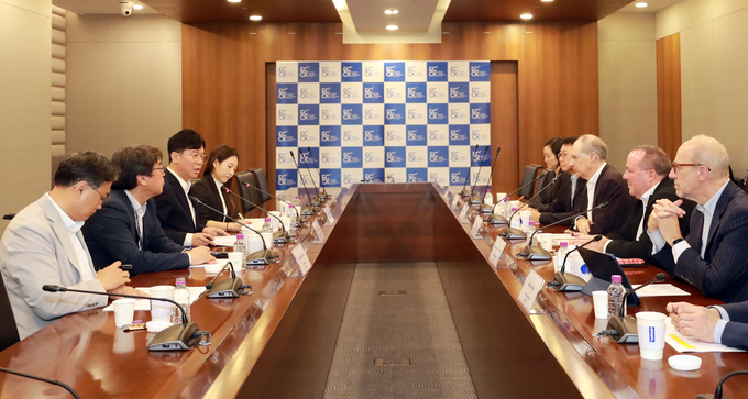 김영훈 고용부 장관이 지난 14일 오전 주한유럽상공회의소를 방문해 필립 반후프 회장 및 임원진을 만나 의견을 나누고 있다. 사진=뉴시스