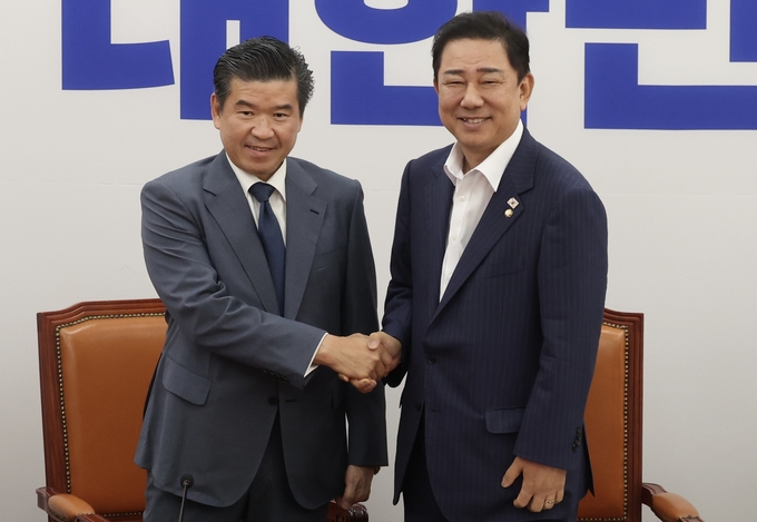 김병기 더불어민주당 원내대표가 19일 서울 여의도 국회에서 제임스 김 주한미국상공회의소(AMCHAM) 회장과 면담을 하기 전 악수하고 있다. 사진=뉴시스