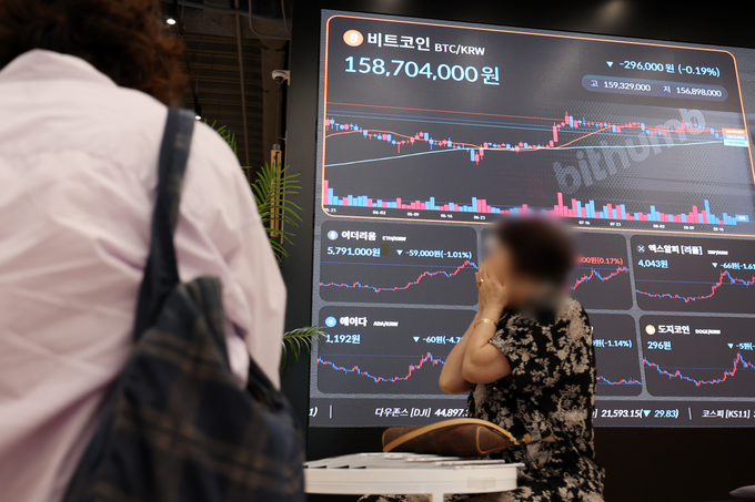 비트코인을 비롯한 주요 암호화폐가 하락세를 보인 20일 서울 강남구 빗썸라운지에 전광판에 비트코인 등 가상화폐 시세가 나오고 있다.사진=뉴시스