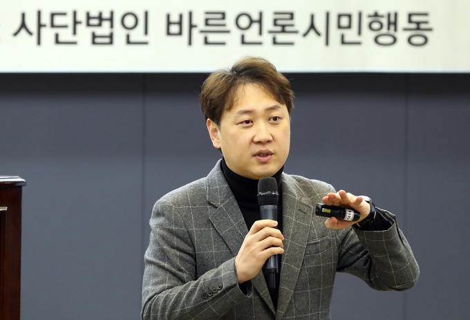 이경락 신문방송학 박사가 지난 2023년 2월 22일 서울 중구 한국프레스센터 기자회견장에서 가짜뉴스와 자유민주주의의 위기를 주제로 열린 사단법인 바른언론시민행동 창립기념 심포지엄에서 가짜뉴스 아카이빙 관련 소개를 하고 있다. 사진=뉴시스