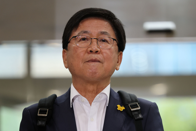 최교진 사회부총리 겸 교육부장관 후보자가 지난 14일 서울 여의도 한국교육시설안전원에 마련된 인사청문회 준비 사무실로 출근하며 취재진 질의에 생각하고 있다. 사진= 뉴시스.