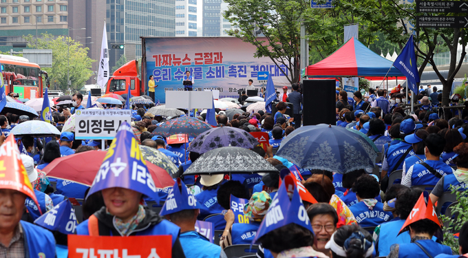 지난 2023년 8월 바르게살기운동중앙협의회 회원들이 서울 중구 서울시의회 앞에서 가짜뉴스 근절 및 수산물 소비 촉진 결의 대회를 하고 있다. 사진=뉴시스