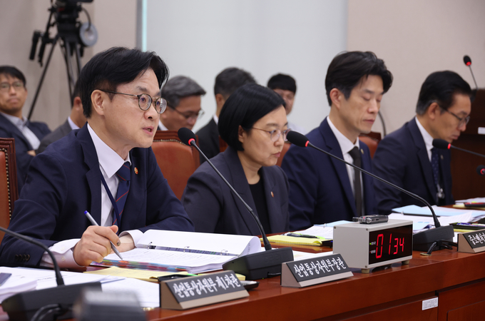 김정관 산업통상자원부 장관이 8일 서울 여의도 국회에서 열린 산업통상자원중소벤처기업위원회 전체회의에서 의원 질의에 답하고 있다. 사진=뉴시스
