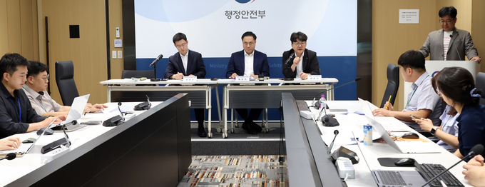 배일권 행정안전부 공공지능데이터 국장과 변준석 국립과학수사연구원 디지털 과장 등이 지난 29일 세종시 정부세종청사에서 딥페이크 불법콘텐츠 탐지 분석모델과 활용성과에 대해 설명하고 있다. 2025.07.30.