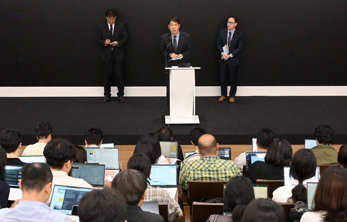  KT 주요 경영진들이 11일 서울 종로구 KT 광화문빌딩 웨스트 사옥에서 열린 소액결제 피해 관련 기자 브리핑에서 질의응답을 하고 있다. 사진=뉴시스