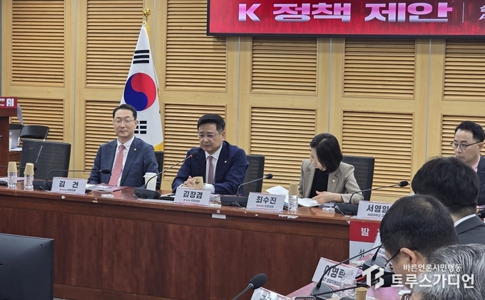 김장겸 국민의힘 의원이 15일 서울 여의도 국회에서 열린 ‘AI 글로벌 3대 강국 도약을 위한 K 정책 제안 토론회’의 개회사를 하고 있다. 글·사진= 심민섭.