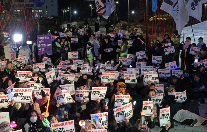 지난해 12월 19일 서울 종로구 안국역 인근에서 촛불행동 주최로 열린 '윤석열 파면 국힘당 해산 촛불문화제' 집회 참가자들이 구호를 외치고 있다. 사진=뉴시스
