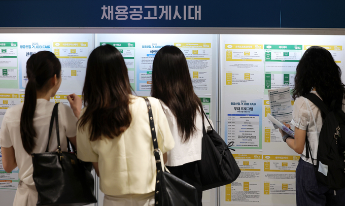 지난 16일 서울 강서구 코엑스마곡에서 열린 2025 항공산업 잡 페어에서 취업 준비생들이 채용 공고 게시판을 살펴보고 있다. 사진= 뉴시스.
