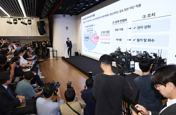 구재형 KT 네트워크부문 네트워크기술본부장이 18일 서울 종로구 KT광화문빌딩에서 KT 소액결제 피해 관련 대응 현황 발표 기자회견을 하고 있다. 사진=뉴시스