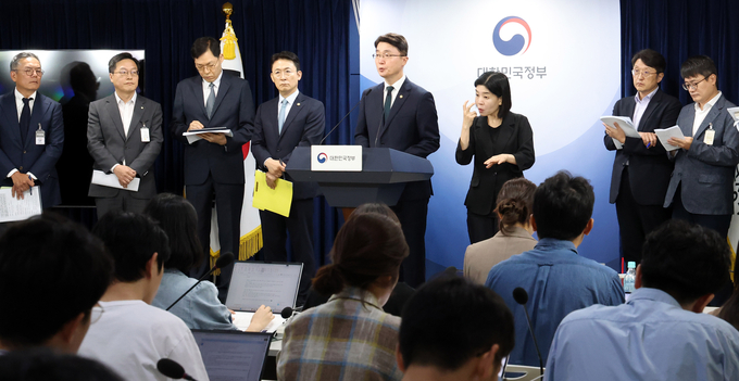 류제명 과학기술정보통신부 제2차관이 19일 오전 서울 종로구 정부서울청사에서 열린 해킹 대응을 위한 과기정통부-금융위 합동 브리핑에서 취재진의 질문에 답변하고 있다. 이날 브리핑에는 해킹 사고가 발생한 KT와 롯데카드 관계자 등이 참석했다. 사진=뉴시스