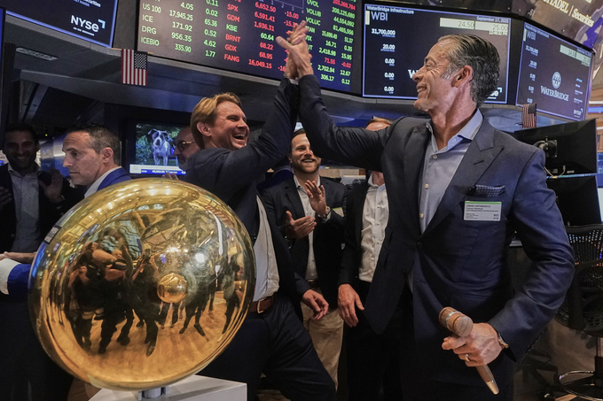 뉴욕 증권거래소(NYSE)에서 지난 17일 워터브리지의 기업공개(IPO)가 시작되면서 존 롱 최고경영장(CEO, 왼쪽)와 데이비드 캐퍼비앙코 회장(오른쪽)이 하이파이브를 하며 축하하고 있다. 사진=뉴시스