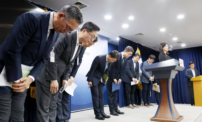 류제명 과학기술정보통신부 제2차관과 권대영 금융위원회 부위원장이 19일 오전 서울 종로구 정부서울청사에서 열린 해킹 대응을 위한 과기정통부-금융위 합동 브리핑을 마친 후 KT와 롯데카드 관계자와 함께 고개숙여 인사하고 있다. 사진=뉴시스