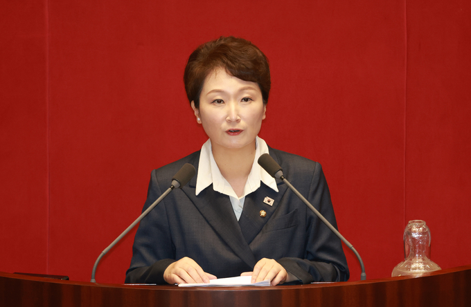  이언주 더불어민주당 최고위원이 지난 17일 서울 여의도 국회에서 열린 제429회국회(정기회) 제7차 본회의 '경제에 관한 질문'에서 질의 전 발언하고 있다. 사진=뉴시스