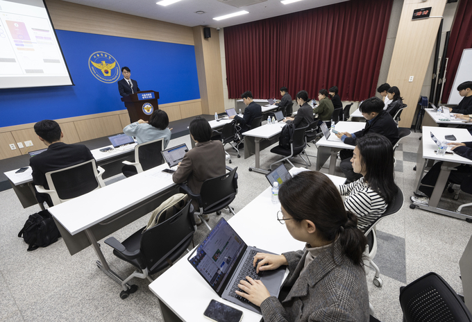 강정석 서울경찰청 광역수사단 금융범죄수사1계장이 지난해 10월 29일 서울시 마포구 서울경찰청 광역수사단 브리핑룸에서 가짜 가상자산 예치 사이트를 만들어 투자사기에 활용한 혐의를 받는 업체 대표 등 42명 피의자 송치 관련 브리핑을 하고 있다. 