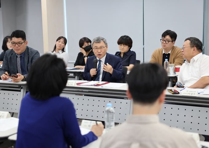 정근식 서울시교육감이 25일 오후 서울 서대문 바비엥교육센터에서 열린 교사정책동행단 정책 제안 간담회에 참석해 발언하고 있다. 사진=뉴시스