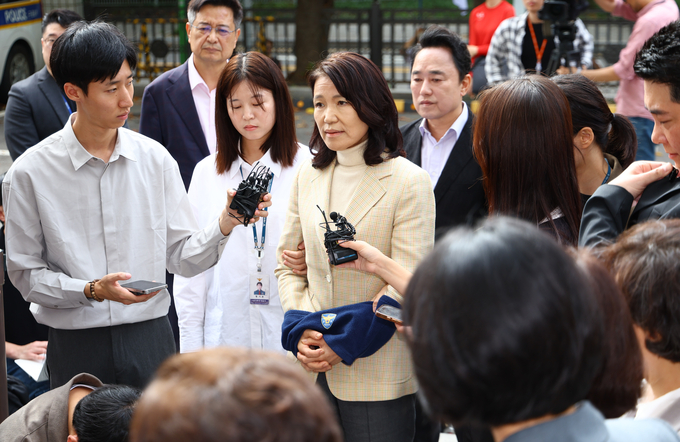 공직선거법·국가공무원법 위반 등 혐의로 체포된 이진숙 전 방송통신위원장이 지난 4일 서울 양천구 서울남부지방법원에서 열린 체포적부심에 출석하며 입장을 밝히고 있다. 사진= 뉴시스.