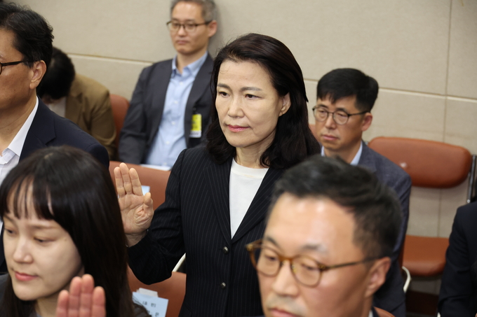 이진숙 전 방송통신위원장이 14일 서울 여의도 국회에서 열린 과학기술정보방송통신위원회 국정감사에서 증인 선서를 하고 있다. 사진=뉴시스