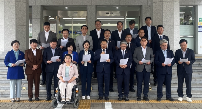 더불어민주당 제주도의원들이, 장동혁 국민의힘 대표가 영화 '건국전쟁2'를 관람한 것에 대해 14일 제주시 연동 제주도의회 앞에서 규탄 기자회견을 하고 있다. 사진=뉴시스