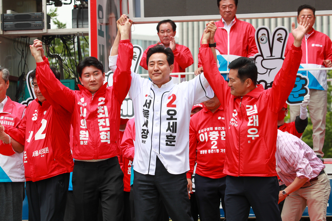 지난 2022년 5월 오세훈 당시 국민의힘 서울시장 후보가 공식선거운동 첫 날인 19일 서울 강서구 발산역 1번출구 인근에서 열린 ‘오썸캠프 출정식’에서 최진혁 서울시의원 후보, 김태우 국민의힘 강서구청장 후보 등과 함께 시민들에게 인사하고 있다. 사진=뉴시스