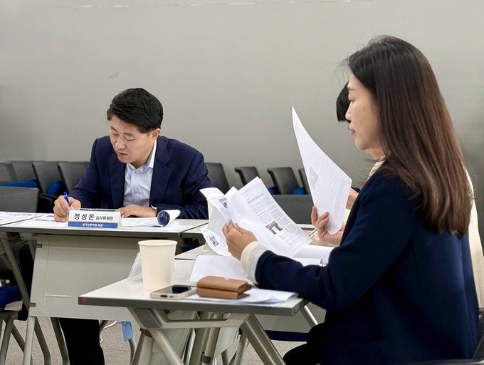 2025 대학신문 생명존중 기사공모전 심사회의 모습. 사진=인터넷신문윤리위원회