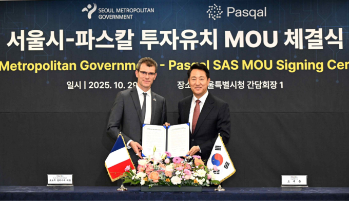 조르주 올리비에 레몽 파스칼 공동창업자 겸 최고전략제휴책임자(왼쪽)와 오세훈 서울시장이 29일 서울시-파스칼 투자유치 MOU 체결식에서 협약서를 들고 기념촬영 하고 있다. 사진= 서울시 제공.