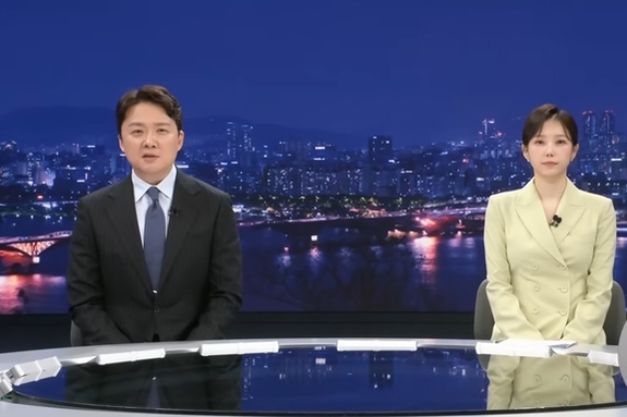 “국익 앞에 버텨준 우리 정부”… MBC 뉴스데스크, 낯뜨거운 찬양가