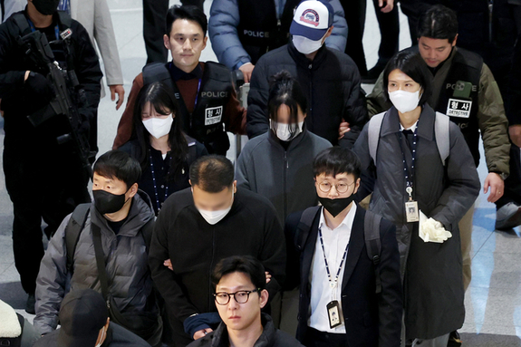 "가짜뉴스에 속아 원금 70 날렸어요"… 교묘해진 경제 범죄, 무너지는 서민들