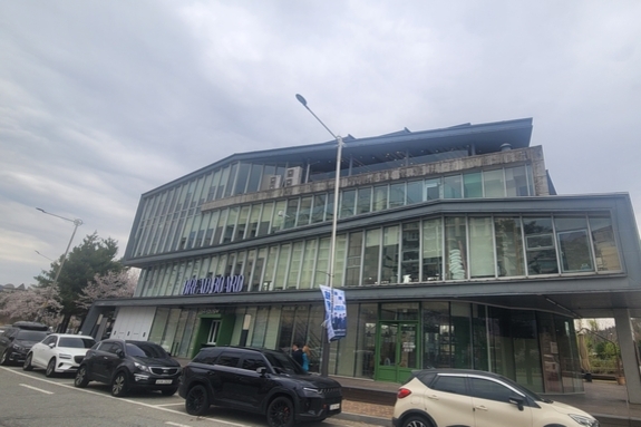 '시멘트빵 논란' 천안 빵집, 경찰 수사서 무혐의 종결… "허위제보에 무너졌지만 제기할 것"