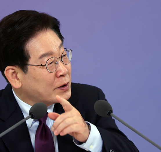 李 대통령 "비정규직, 정규직과 동일 조건 같은 일한다면 더 많이 받는 게 상식"