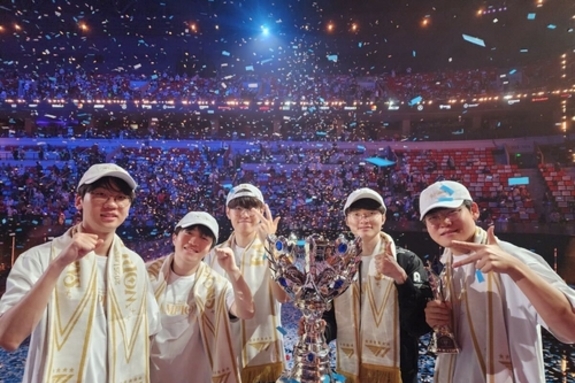 SKT, T1 월즈 3연속 우승 기념 팬 감사 이벤트 진행